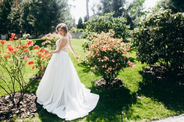 Genç güzel gelin dışarıda poz veriyor.