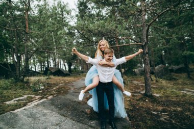 Güzel genç çift yaz Park. Sırtıma binmek için kadın veriyor adam  