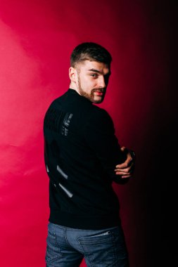 yakışıklı adam moda Studio'da poz