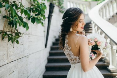 genç güzel gelin buketi ile poz 