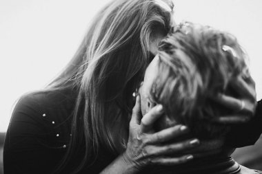 genç güzel çift öpüşme