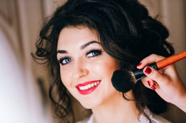 genç güzel gelin makyaj yapma