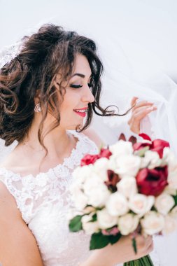 genç güzel gelin buketi ile poz 