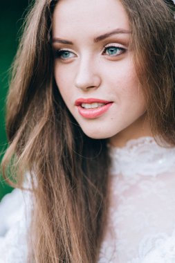 Genç güzel gelin dışarıda poz veriyor.