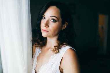 Kapalı poz genç güzel gelin