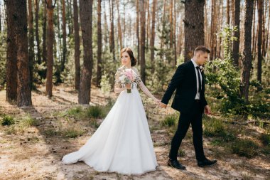 Park'ta yürüyordunuz genç güzel Çift