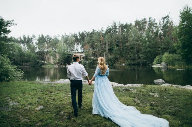 Güzel genç çift elele yaz Park