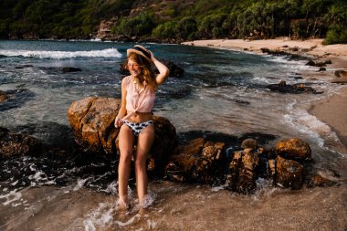 Sahilde poz genç güzel kadın