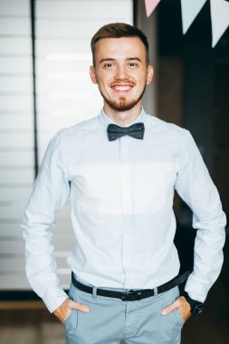 Genç yakışıklı adam poz veriyor.