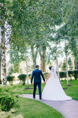  Bahar bahçede yürüyüş yeni evli genç Çift 