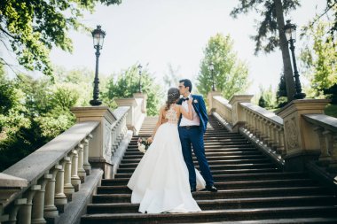 yeni evliler merdivenlerinde poz güzel Çift