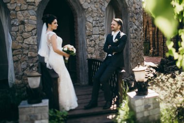 genç güzel çift tarafından eski bina poz 