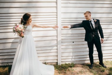 güzel çift duvar dibinde poz yeni evliler