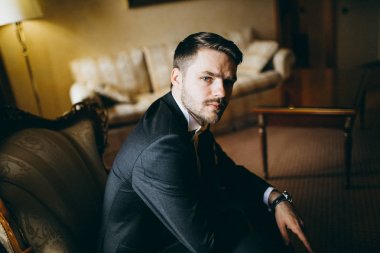 yakışıklı delikanlı kapalı poz