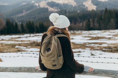 Genç kadın Gezgin dağlarda. Doğa