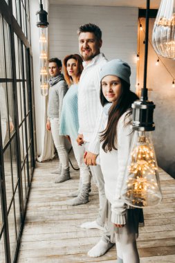 Çocuklu evde poz güzel çift