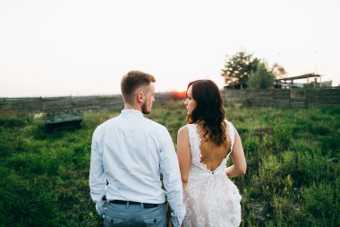 güzel genç bir çift açık havada poz