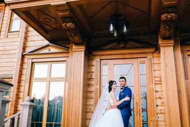 yeni evliler kurarak poz güzel genç Çift 