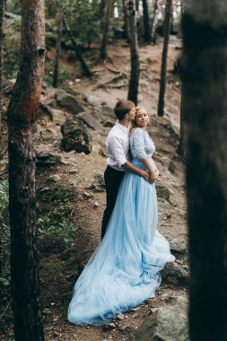 Yaz park kucaklayan içinde güzel genç Çift 