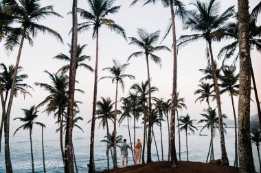 Mutlu genç çift Sahilde yürüyüş tatil günlerinde, Sri Lanka