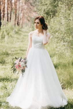 Genç güzel gelin dışarıda poz veriyor.