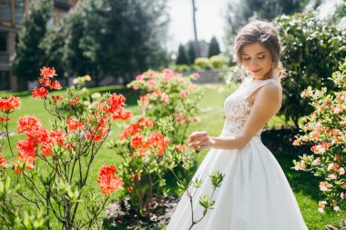 Genç güzel gelin dışarıda poz veriyor.