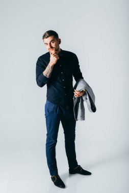 yakışıklı adam moda Studio'da poz