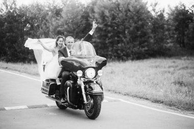 Güzel motosiklet binme yeni evli çiftin 