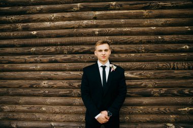 yakışıklı genç damat bina yakın poz