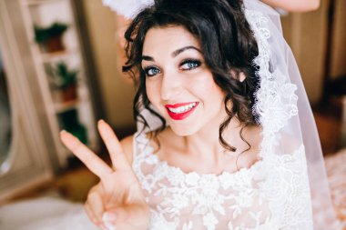 zafer jest gösterilen genç güzel gelin