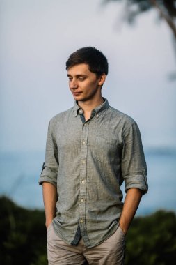 tropik sahilde poz yakışıklı genç