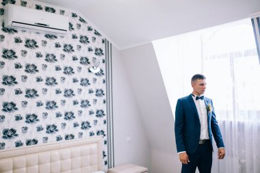 yakışıklı delikanlı kapalı poz