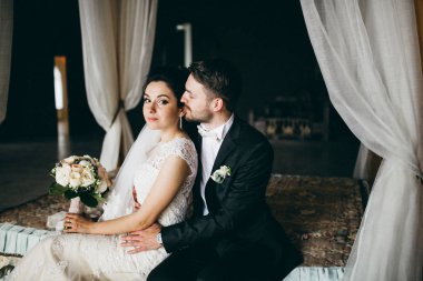 genç güzel çift yatağa poz