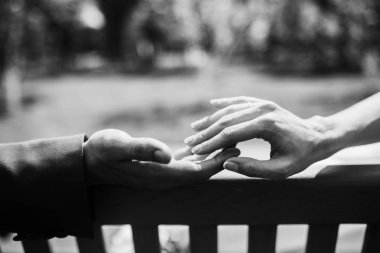  yeni evliler, bankta oturan birkaç ellerinde yakın