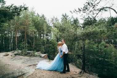 Güzel genç çift elele yaz Park