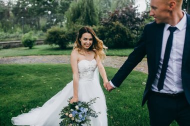 yeni evliler Park'ta yürüyordunuz güzel Çift 