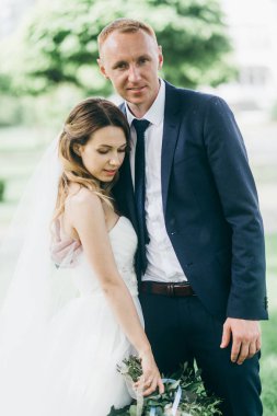 yeni evliler parkta poz güzel Çift 