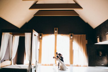 genç güzel çift eski kale dans 