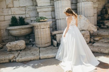 eski duvara yakın poz genç güzel gelin