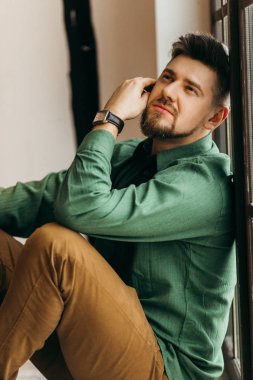 yakışıklı adam kapalı poz