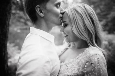 Yaz park öpüşme içinde güzel genç Çift