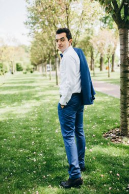 yakışıklı genç damat bahçede poz