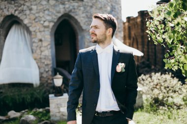 yakışıklı delikanlı bina yakın poz 