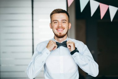 yakışıklı delikanlı kapalı giyiniyor