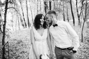 Güzel genç çift yaz Park 