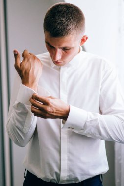 yakışıklı delikanlı kapalı giyiniyor