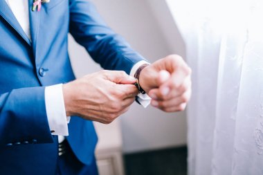 yakışıklı delikanlı kapalı giyiniyor
