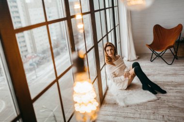 Cam kenarında oturan genç güzel kadın