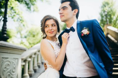 yeni evliler merdivenlerinde poz güzel Çift