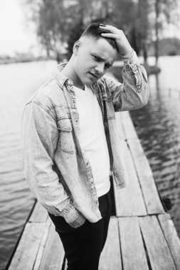 yakışıklı delikanlı köprüde poz